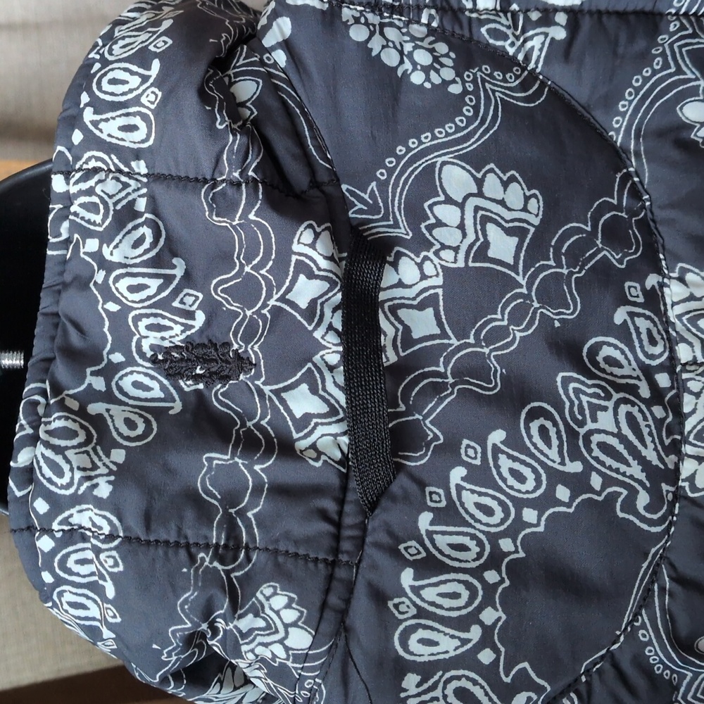 ✨ FP Movement Women's Pippa Packable Puffer Jacket in a bandana print Size XS - Picture 7 of 9